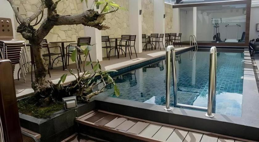 Hotel Favor Center By Life Makassar