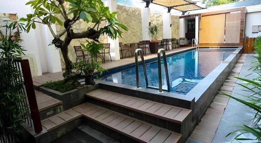 Hotel Favor Center By Life Makassar