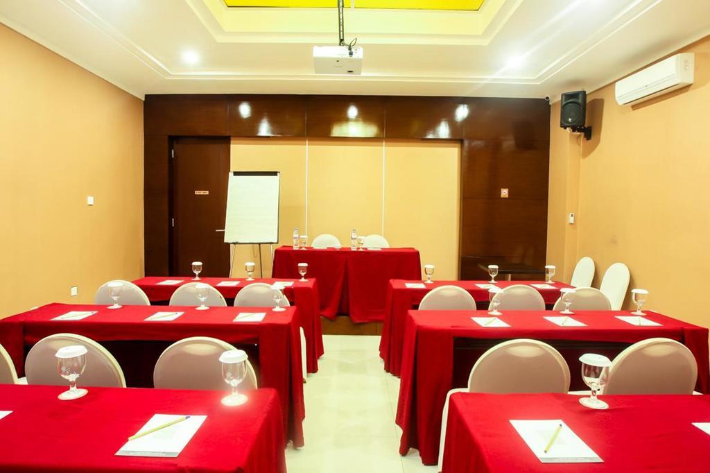 Hotel Favor Center By Life